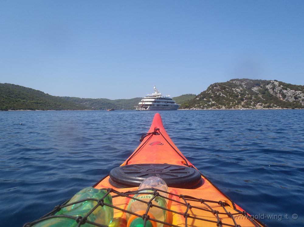 P8250587.JPG - Passaggio tra l'isola Kobrava (a destra) e Mljet