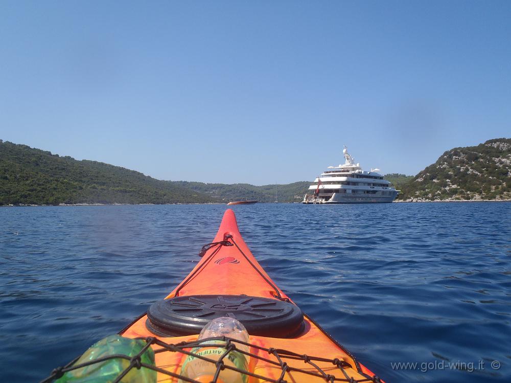 P8250588.JPG - Passaggio tra l'isola Kobrava (a destra) e Mljet