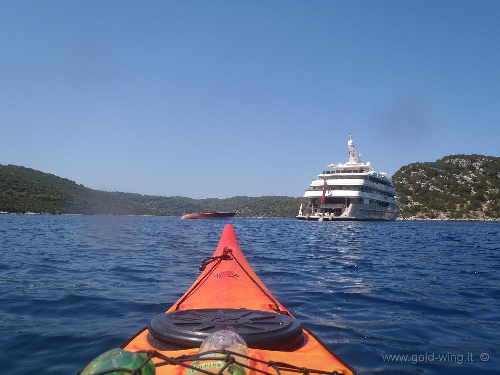 P8250590.JPG - Grande yacht ancorato tra l'isola Kobrava e Mljet