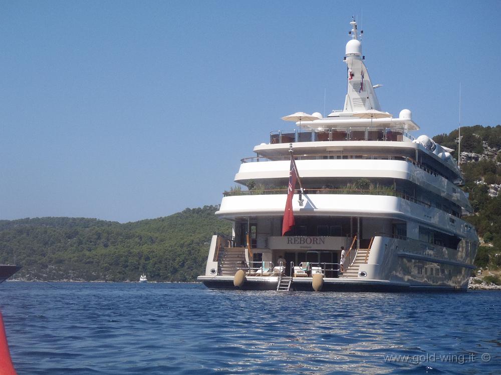 P8250591.JPG - Grande yacht ancorato tra l'isola Kobrava e Mljet