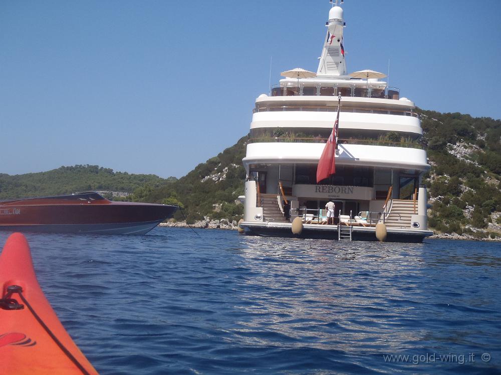 P8250593.JPG - Grande yacht ancorato tra l'isola Kobrava e Mljet