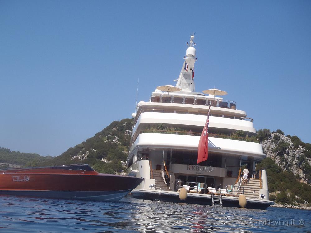 P8250594.JPG - Grande yacht ancorato tra l'isola Kobrava e Mljet