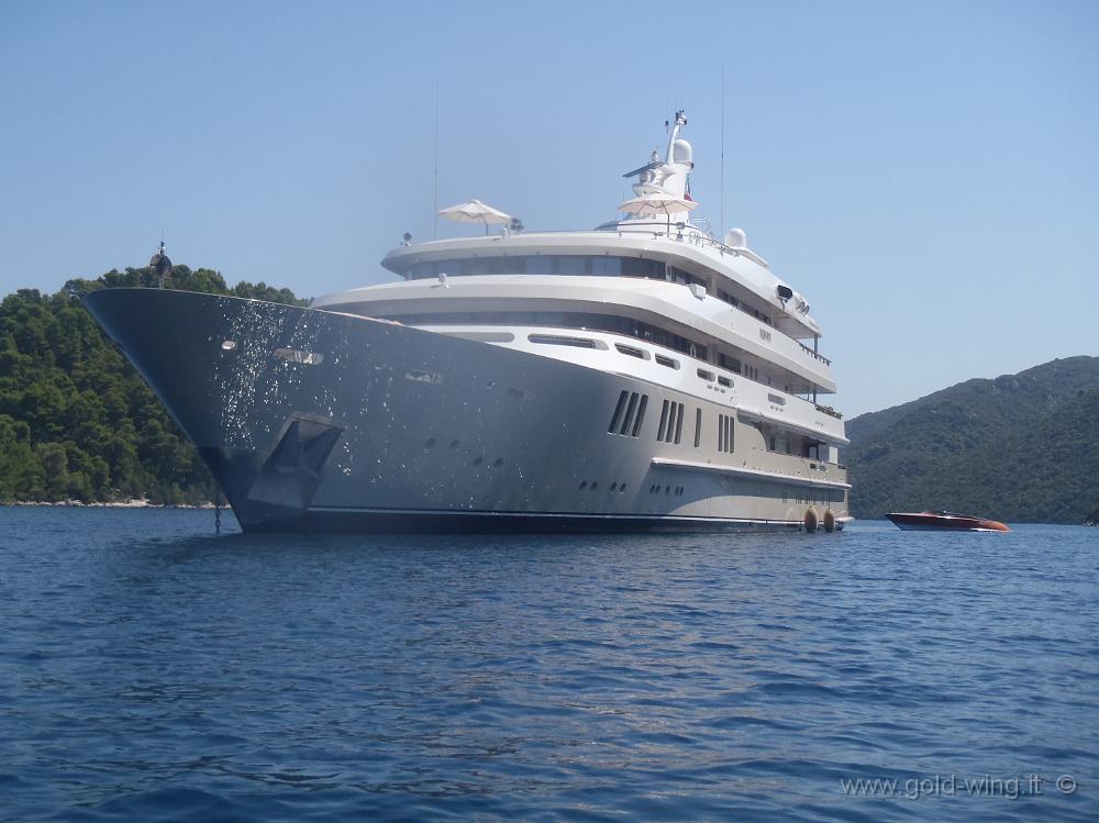 P8250598.JPG - Grande yacht ancorato tra l'isola Kobrava e Mljet