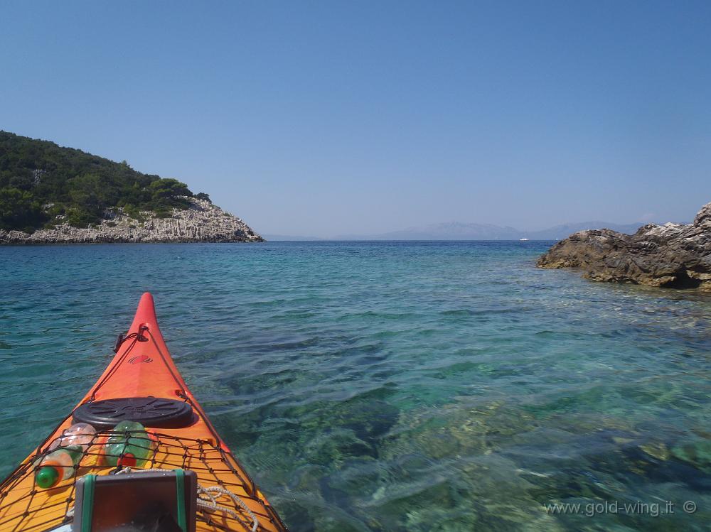 P8250661.JPG - Passaggio tra lo scoglio M.Maslinovac (a destra) e Mljet