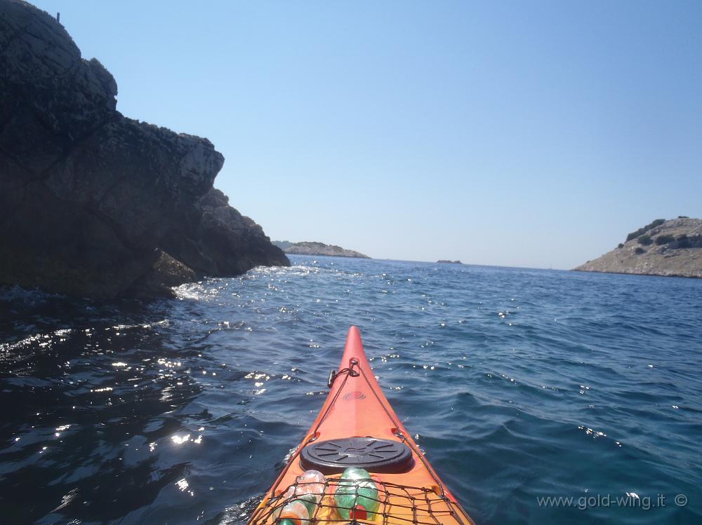 P8250664.JPG - Passaggio tra Posusni Glavat (l'estemità nord di Mljet, a sinistra) e l'isola di Glavat (a destra)