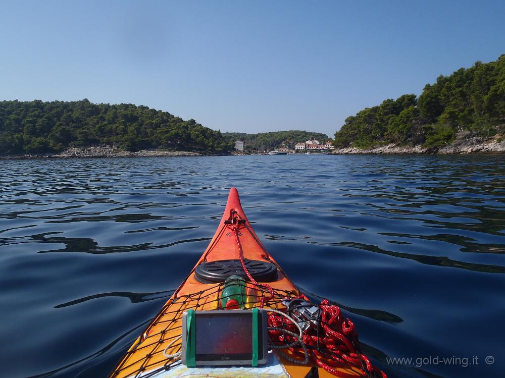 P8270950.JPG - Passaggio l'isola Pomestak (a destra) e Mljet (a sinistra): sullo sfondo, Pomena