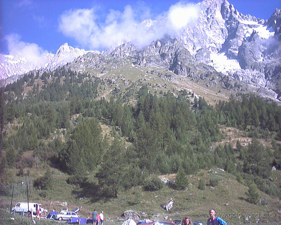 026.JPG - 18.8.2002 - Campeggio Tronchey, m 1.640, Val Ferret, M.Bianco