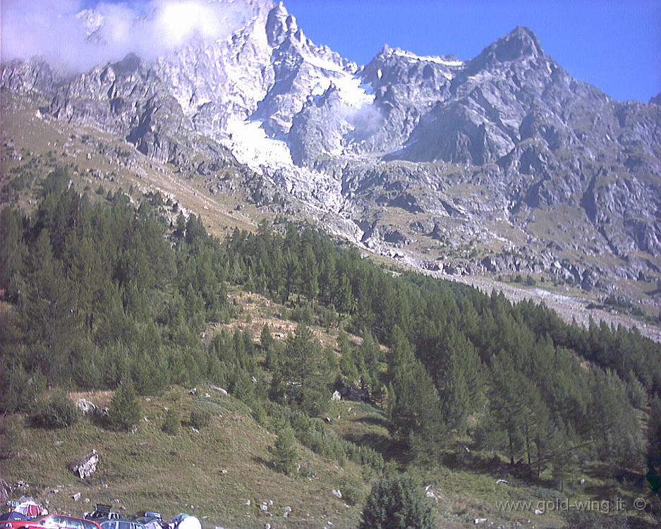 032.JPG - 18.8.2002 - Campeggio Tronchey, m 1.640, Val Ferret, M.Bianco