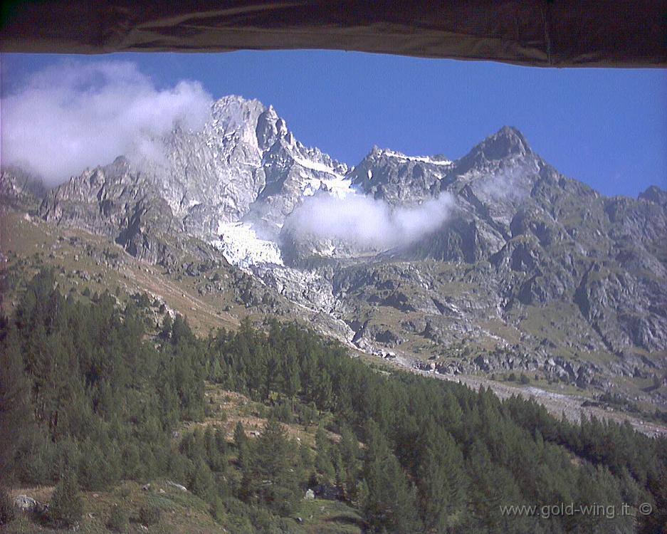 038.JPG - 18.8.2002 - Campeggio Tronchey, m 1.640, Val Ferret, M.Bianco