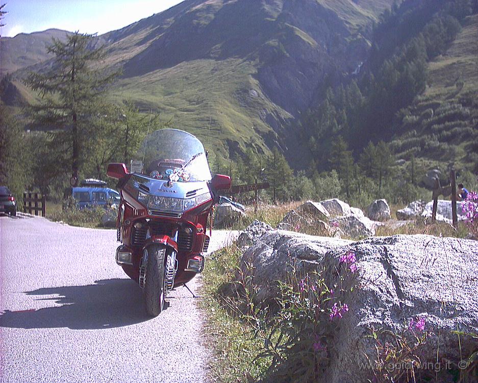 095.JPG - 19.8.2002 - Val Ferret, m 1.750, M. Bianco - Fine strada asfaltata - Da Camp. Tronchey (Val Ferret)