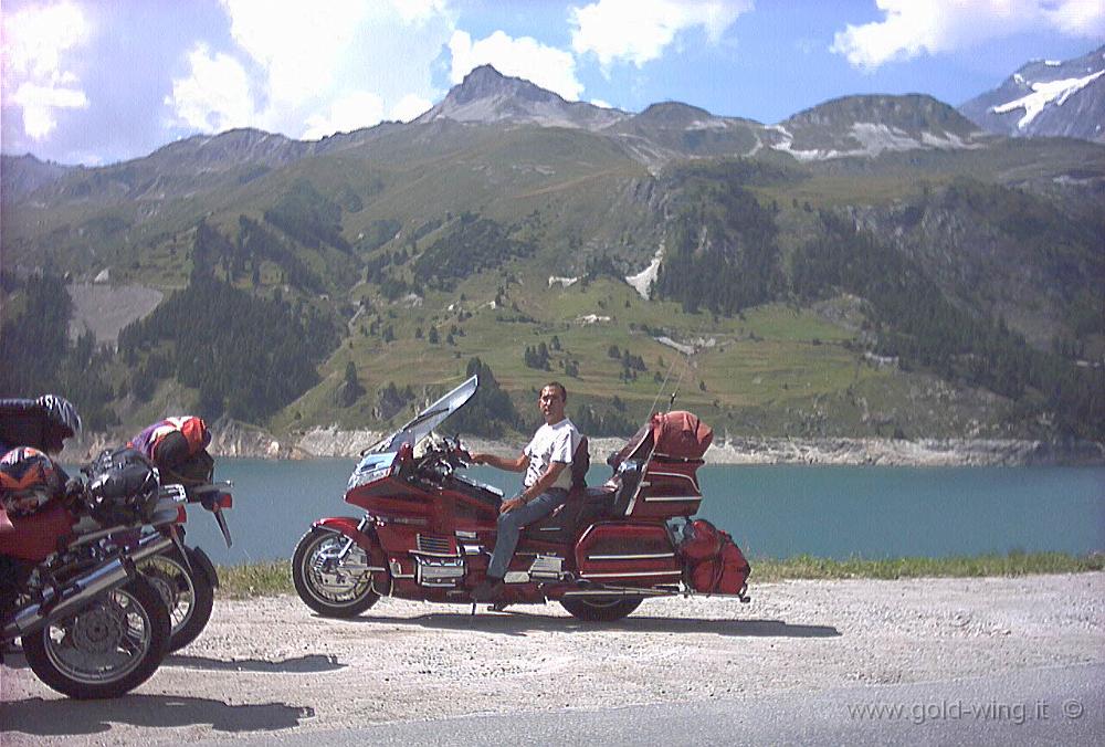 104.JPG - 19.8.2003 - Col de l'Iseran, m 2.770 - Salita, lago di Chevril , m 1.800, sosta pranzo - Francia