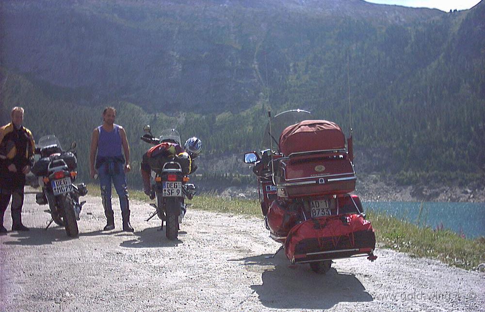 105.JPG - 19.8.2003 - Col de l'Iseran, m 2.770 - Salita, lago di Chevril , m 1.800, 2 motociclisti tedeschi