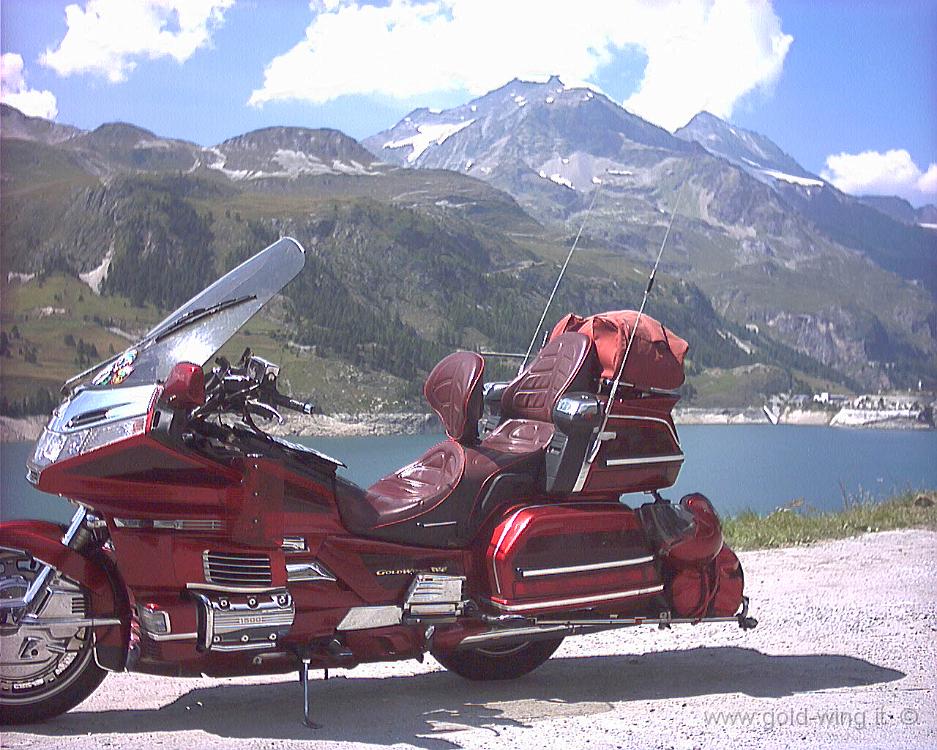 106.JPG - 19.8.2003 - Col de l'Iseran, m 2.770 - Salita, lago di Chevril , m 1.800, sosta pranzo - Francia