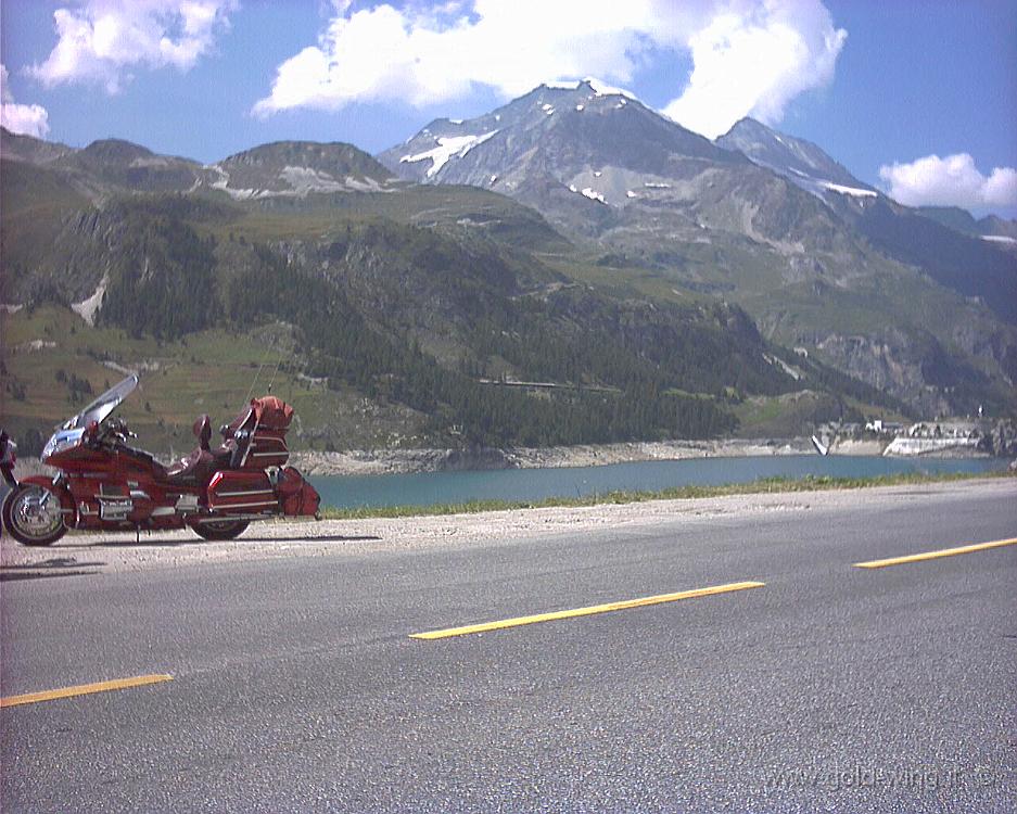 107.JPG - 19.8.2003 - Col de l'Iseran, m 2.770 - Salita, lago di Chevril , m 1.800, sosta pranzo - Francia