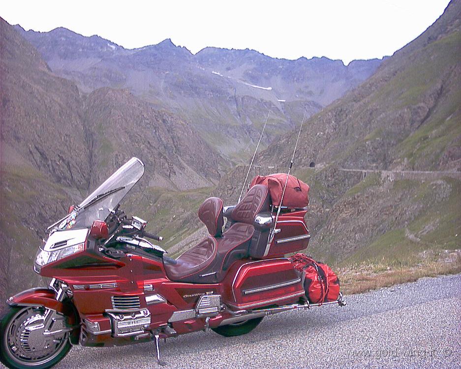 130.JPG - 19.8.2003 - Col de l'Iseran, m 2.770 - Discesa - Francia