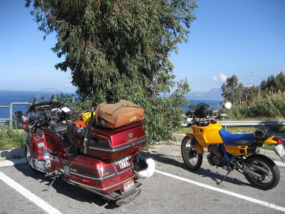 IMG_0005.JPG - Incontro di fronte allo stretto di Messina con Grizzly (Honda Dominator 650)