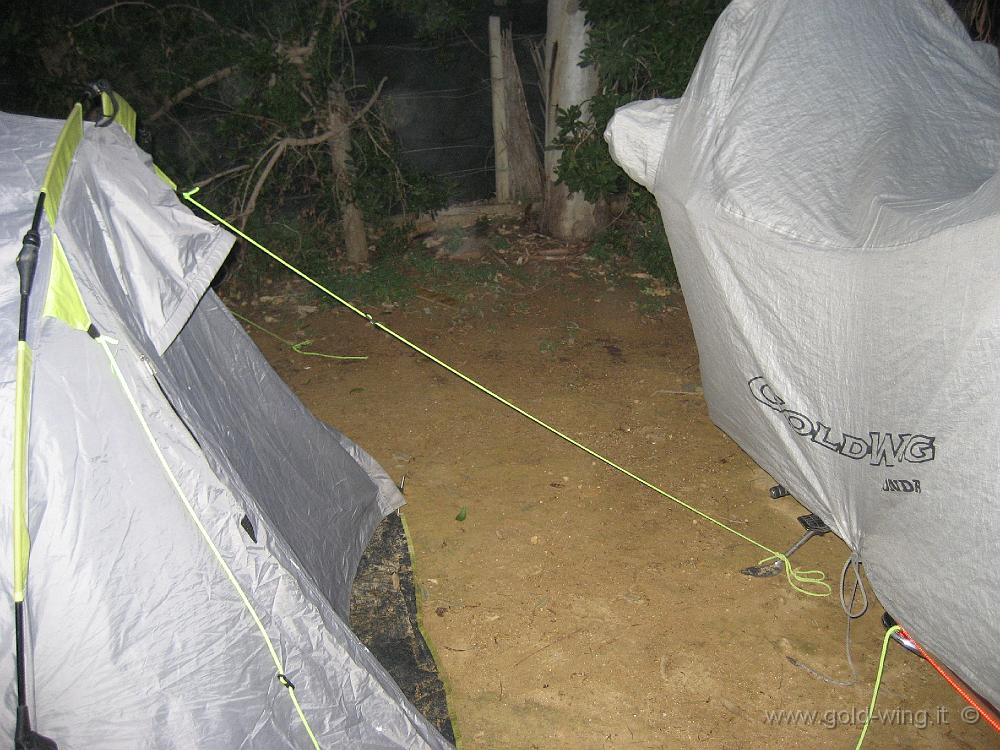 IMG_0058.JPG - Agrigento, camping "Internazionale Nettuno". Picchetti alternativi a causa del terreno duro