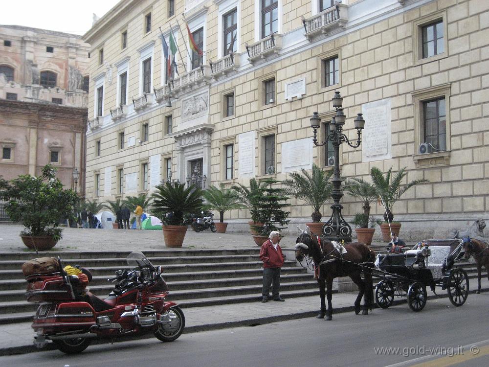 IMG_0098.JPG - Palermo: moto e carrozzella di fronte al municipio