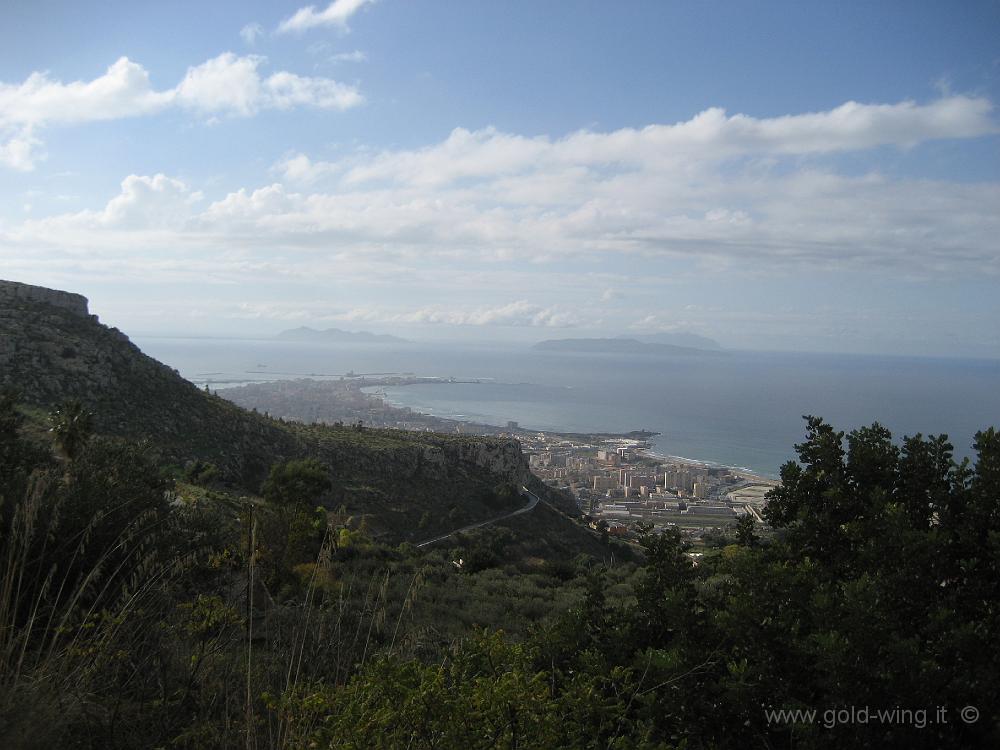 IMG_0138.JPG - Scendendo da Erice: Trapani e le isole Egadi