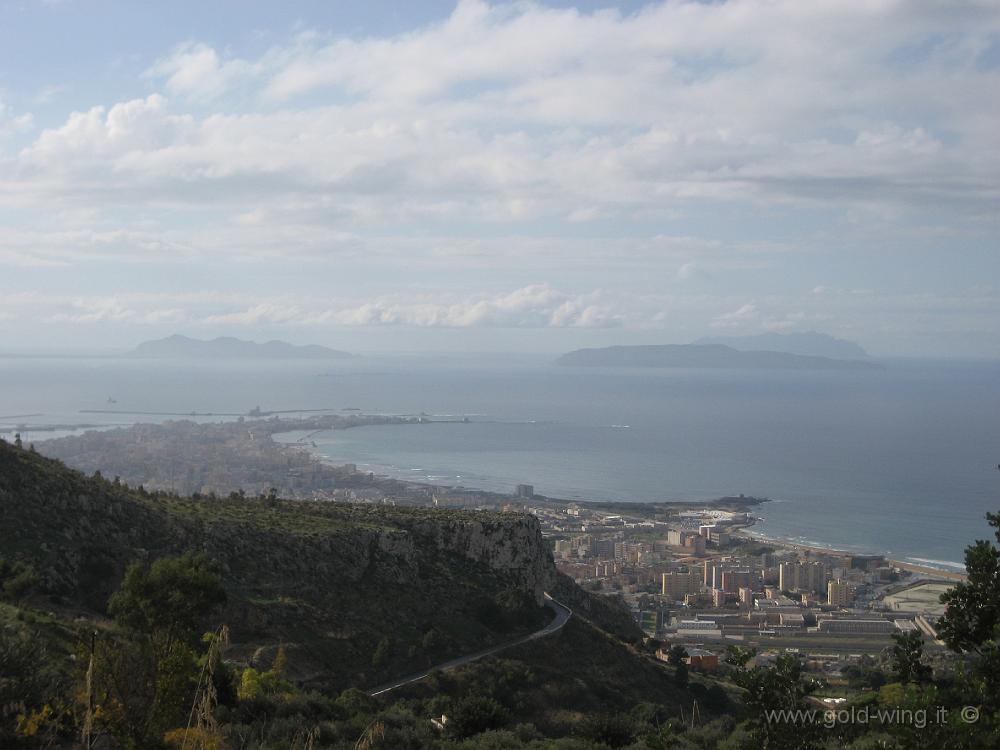 IMG_0141.JPG - Scendendo da Erice: Trapani e le isole Egadi