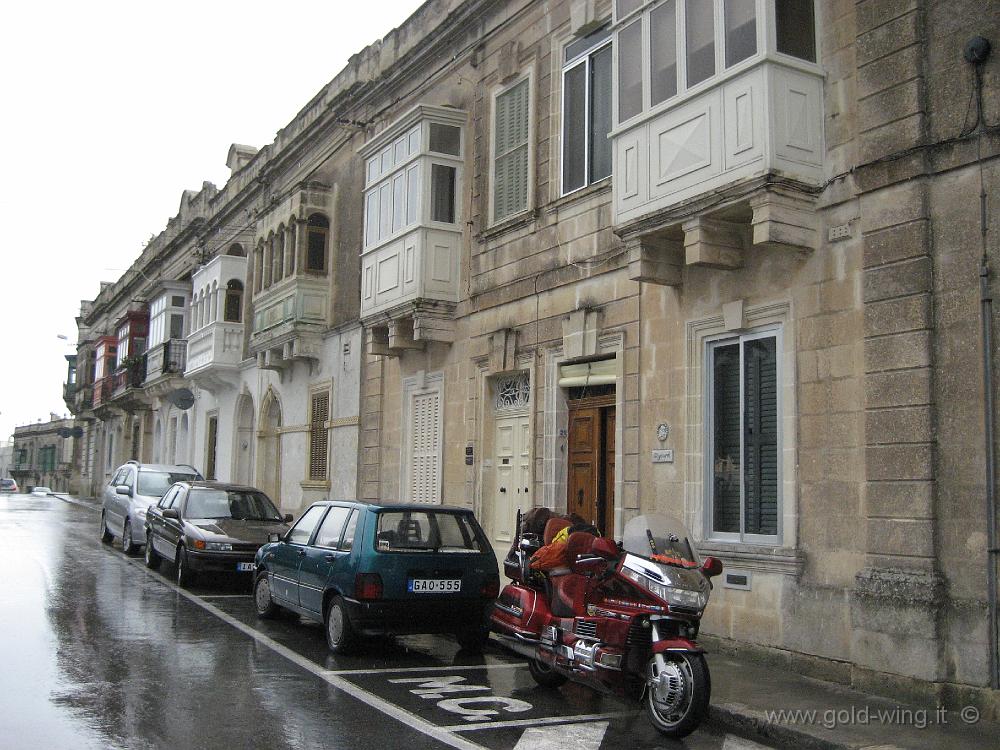 IMG_0224.JPG - Lascio la moto nel "parcheggio moto" (M.C., anche se non entra tutta) e vado a piedi a Mdina