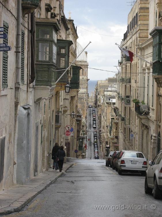 IMG_0392.JPG - Valletta, Old Mint Street: pendenze da vertigine