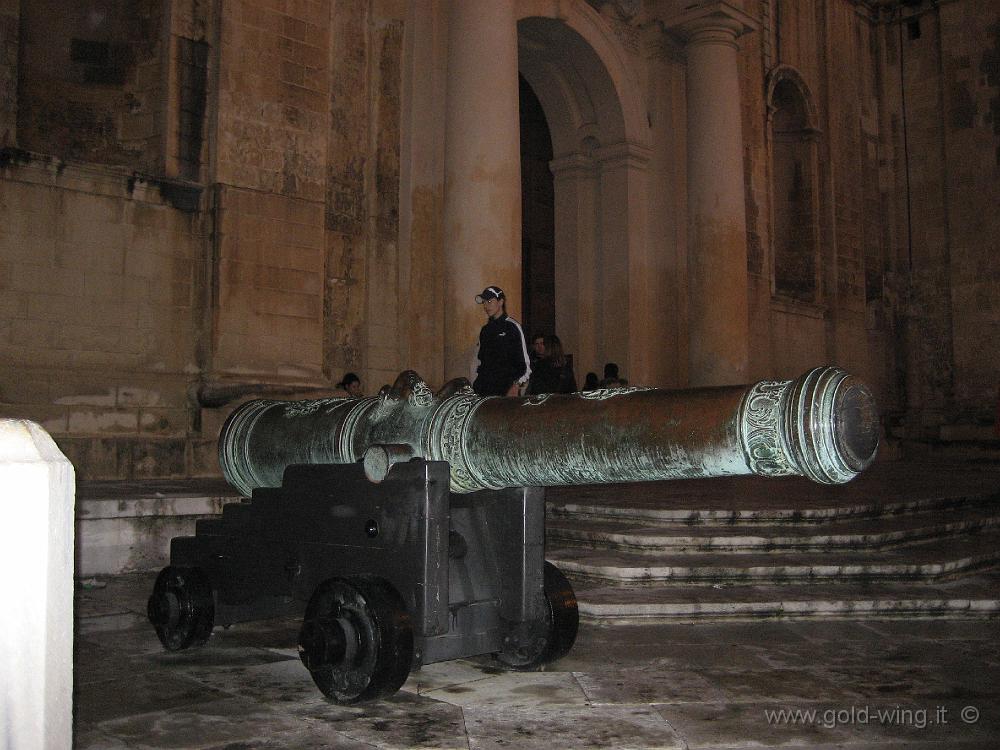 IMG_0472.JPG - Valletta: uno dei due cannoni sul sagrato della Co-Cattedrale di San Giovanni