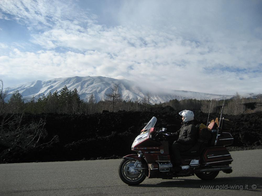 IMG_0499.JPG - Scendendo dall'Etna, lungo la Mareneve, tra muri di lava (m 1.630)