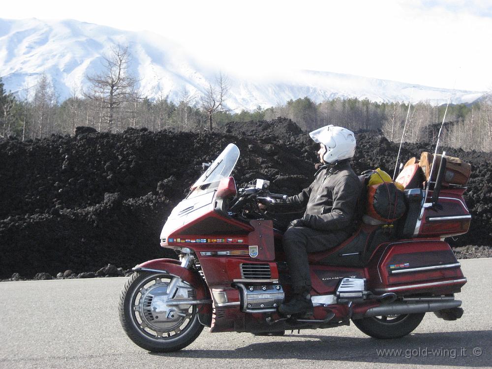 IMG_0500.JPG - Scendendo dall'Etna, lungo la Mareneve, tra muri di lava (m 1.630)