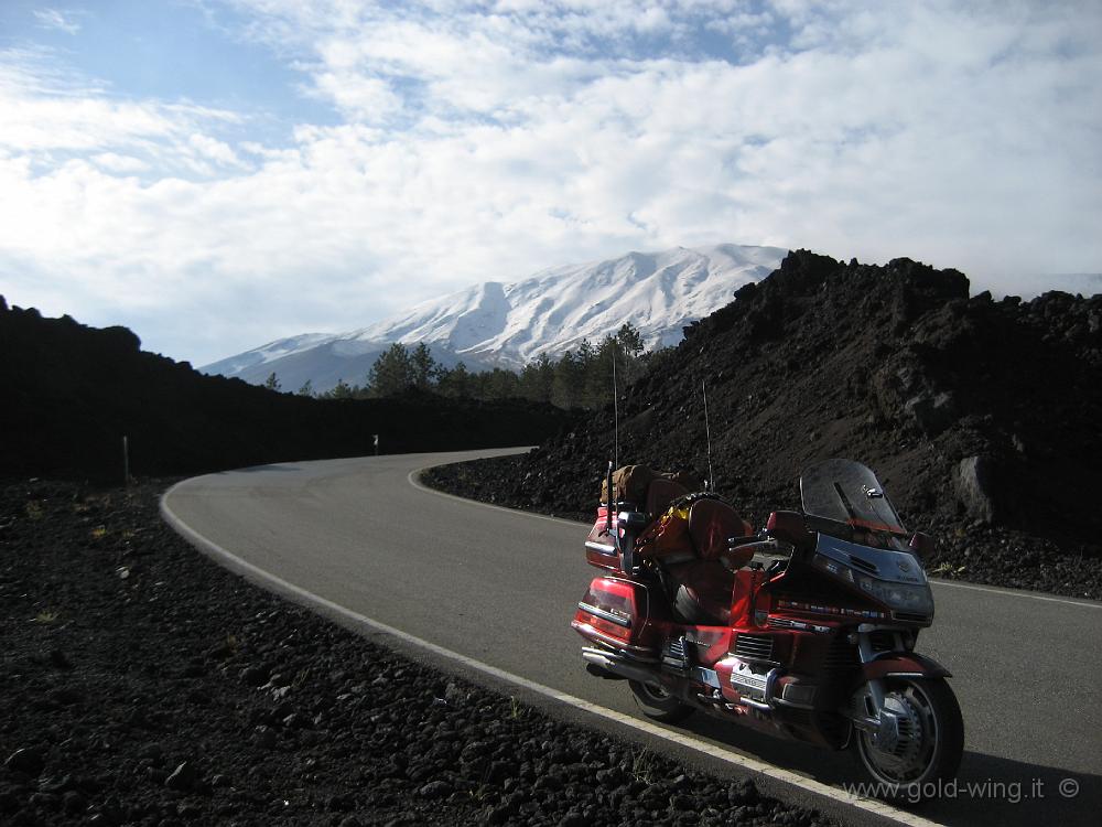 IMG_0501.JPG - Scendendo dall'Etna, lungo la Mareneve, tra muri di lava (m 1.580)