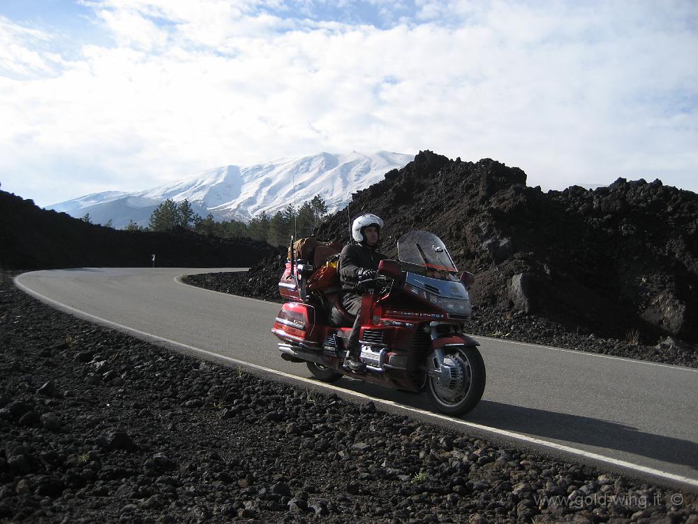 IMG_0503.JPG - Scendendo dall'Etna, lungo la Mareneve, tra muri di lava (m 1.580)