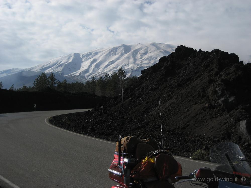 IMG_0504.JPG - Scendendo dall'Etna, lungo la Mareneve, tra muri di lava (m 1.580)