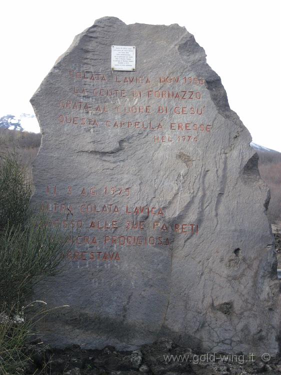 IMG_0505.JPG - Presso Fornazzo (m 930): la colata lavica del '79 si arresta davanti alla cappella