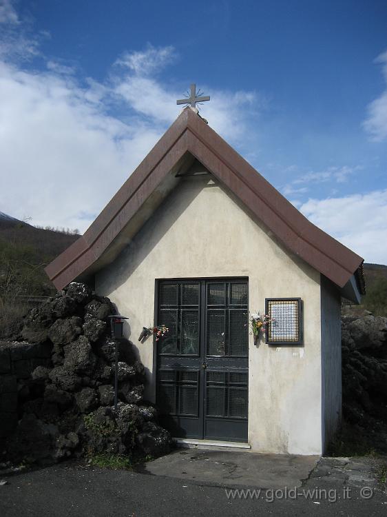 IMG_0509.JPG - Presso Fornazzo (m 930): la colata lavica del '79 si arresta davanti alla cappella