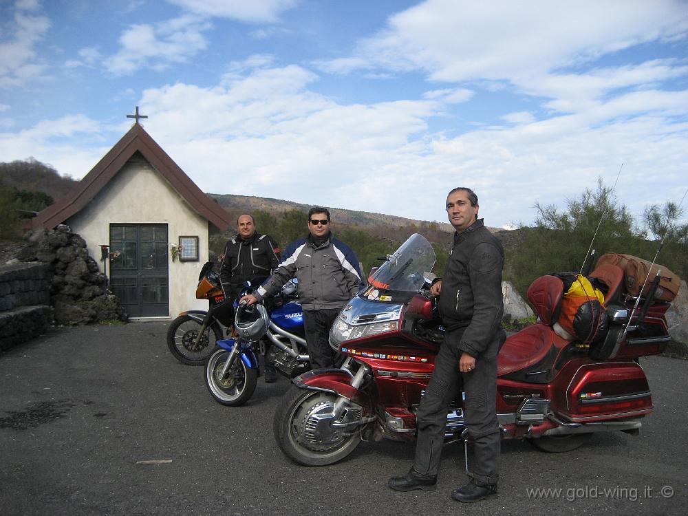 IMG_0511.JPG - Davanti alla cappella con Andrea (Suzuki SV650) e BANDW (Rosario, Kawasaki KLE500)