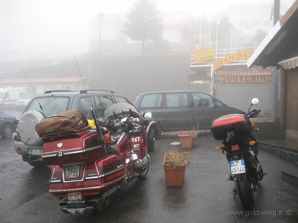 IMG_0512.JPG - Rifugio Sapienza (m 1.900): pioggia e nebbia