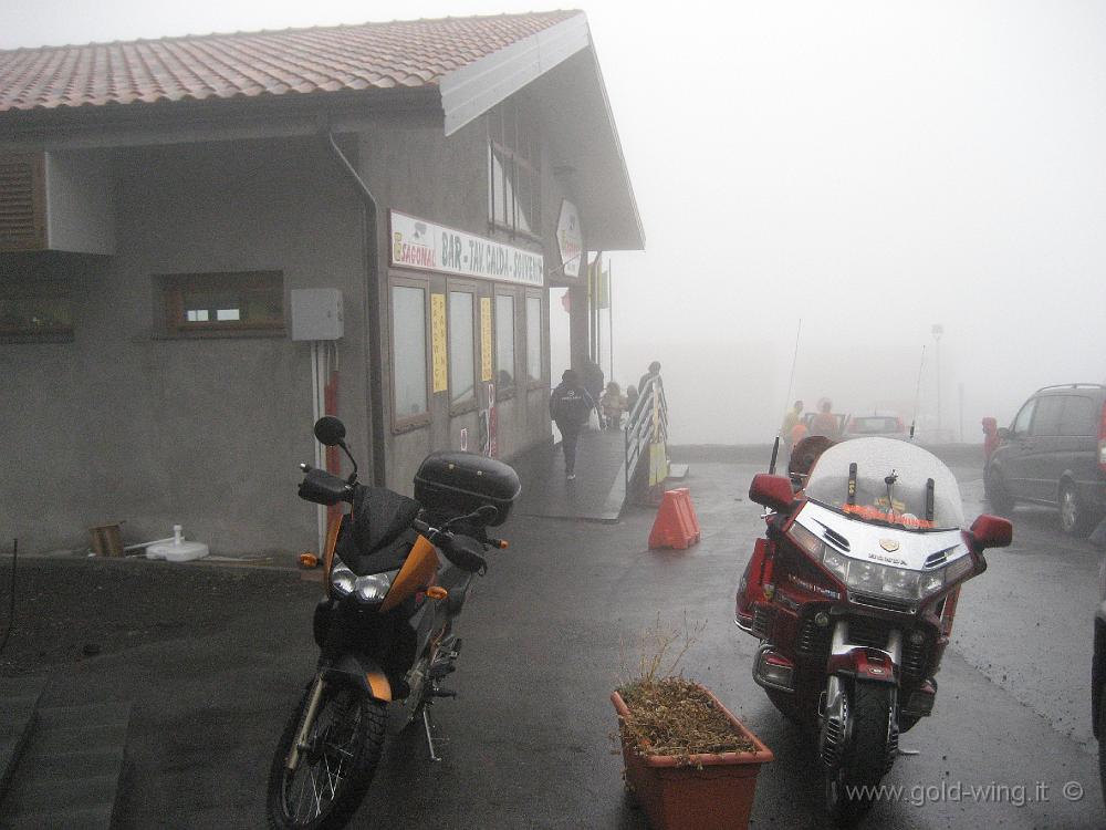 IMG_0514.JPG - Rifugio Sapienza (m 1.900): pioggia e nebbia