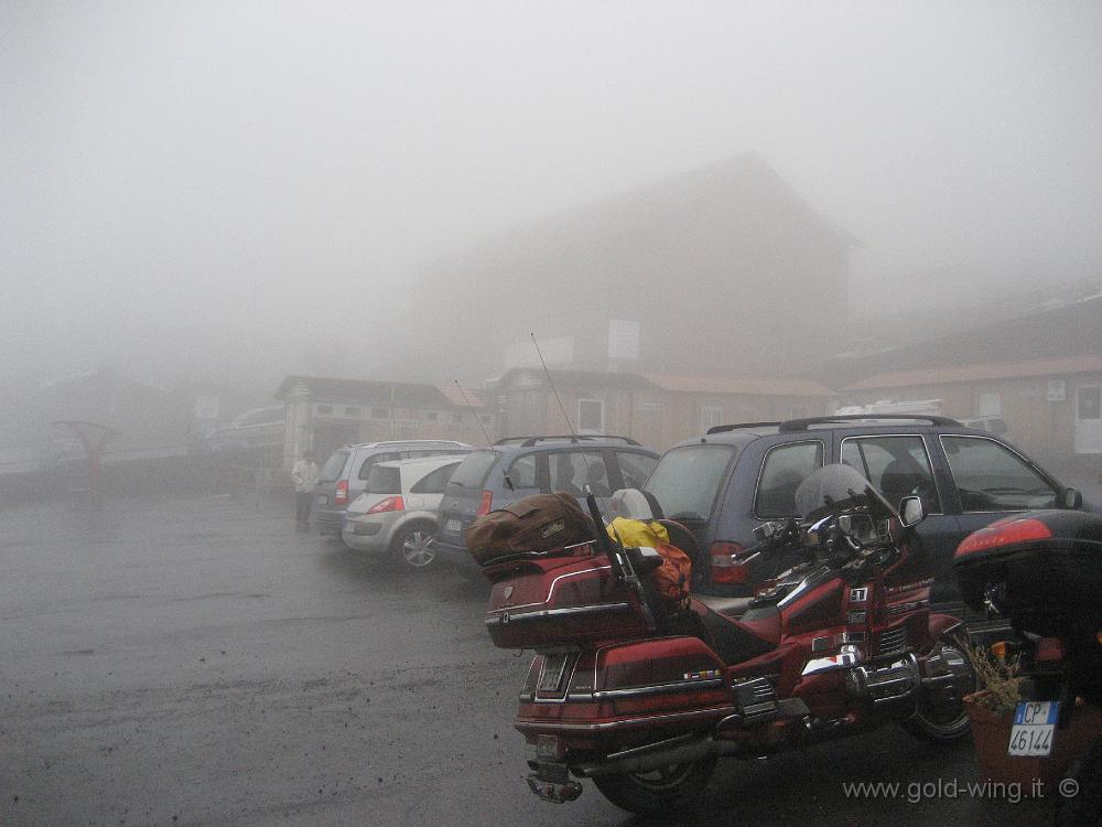 IMG_0515.JPG - Rifugio Sapienza (m 1.900): pioggia e nebbia