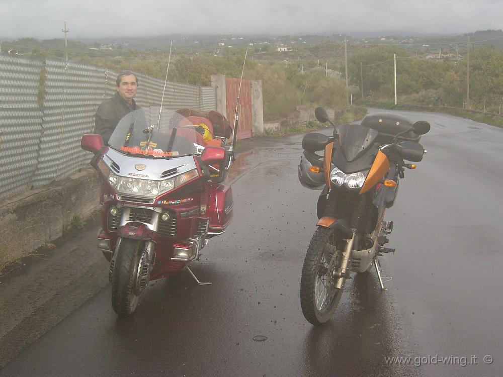 img_0515b.JPG - Discesa sotto la pioggia dal lato ovest dell'Etna (3 salite e 3 discese da strade diverse)