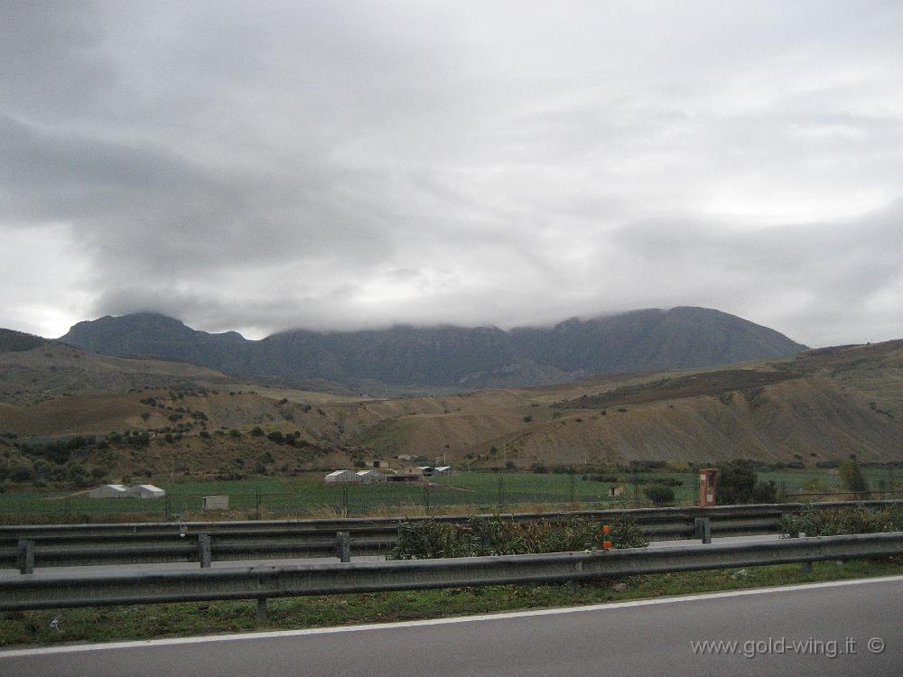 IMG_0751.JPG - Le Madonie vista dall'autostrada Palermo-Catania: tempo troppo brutto per percorrerle