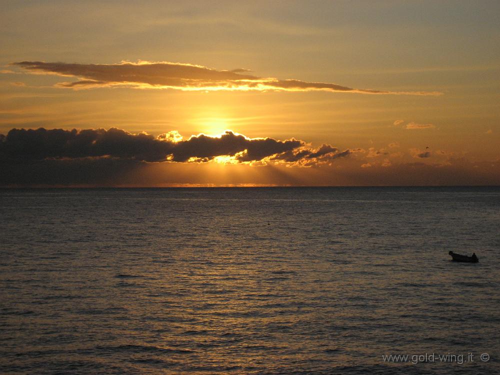 IMG_0762.JPG - Catania, campeggio Jonio: alba dell'ultimo giorno in Sicilia