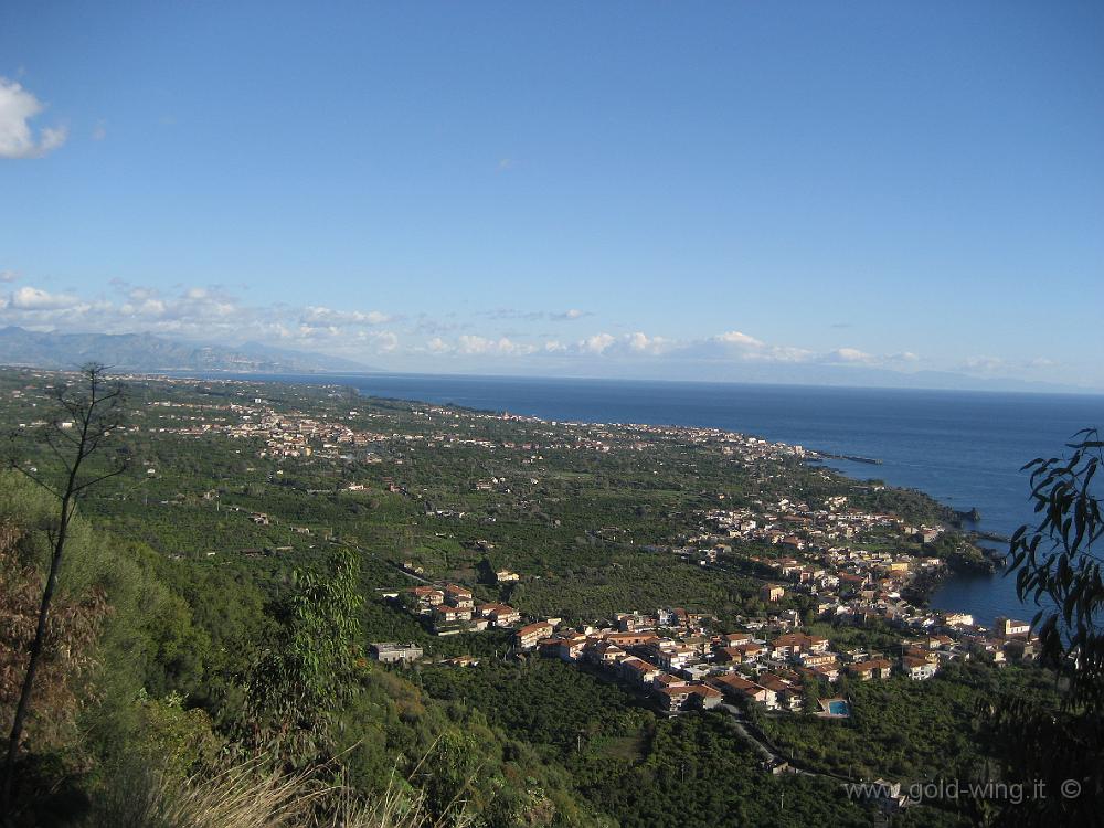 IMG_0792.JPG - La costa vista da nord di Acireale