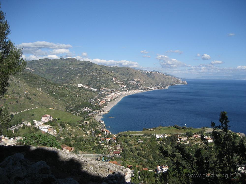 IMG_0856.JPG - Lo stretto di Messina visto dal Teatro Greco di Taormina