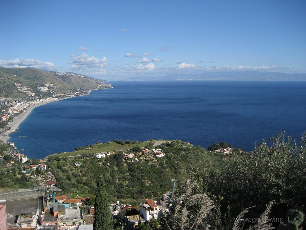 IMG_0864.JPG - Lo stretto di Messina visto dal Teatro Greco di Taormina