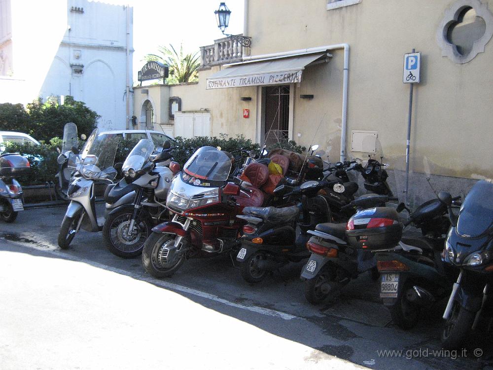 IMG_0873.JPG - Parcheggio moto a Taormina