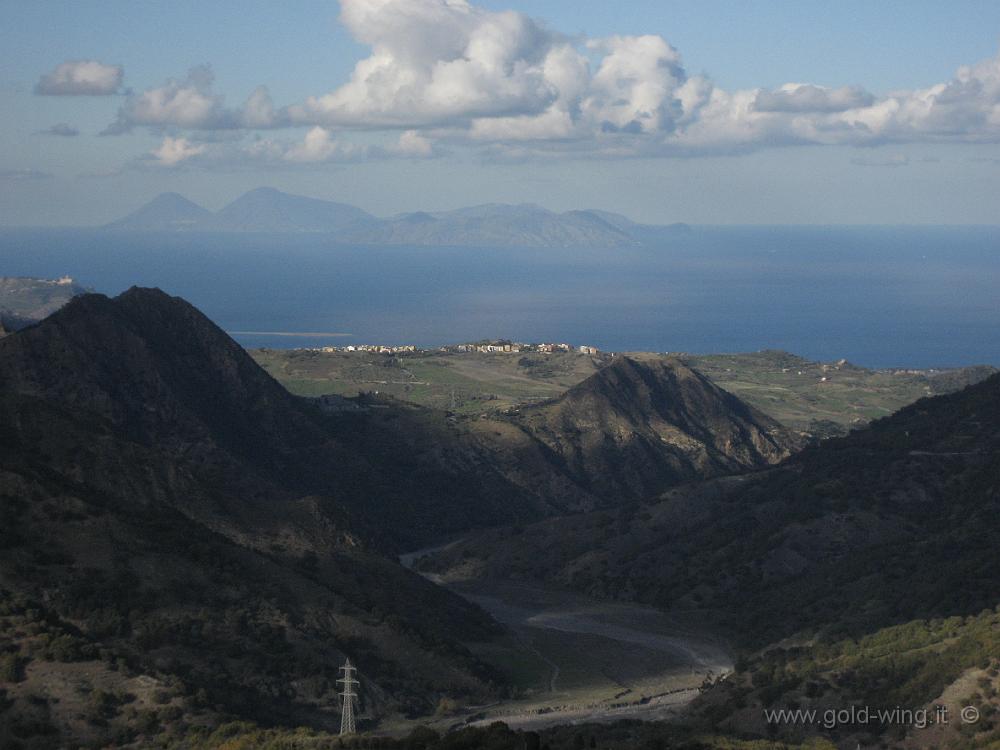 IMG_0892.JPG - Presso Novara di Sicilia: si comincia a vedere il Tirreno e le isole Eolie