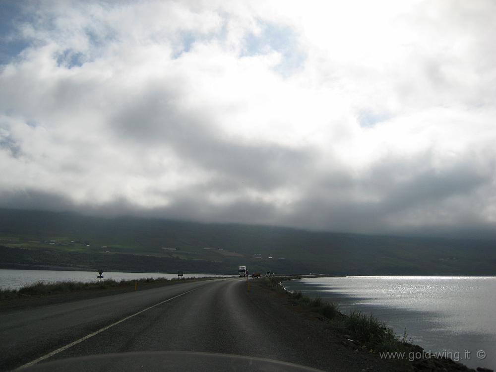 IMG_0276.JPG - Il ponte-diga sul fiordo di Akureyri