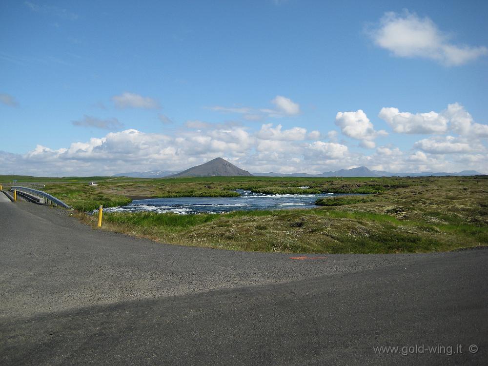 IMG_0314.JPG - Strada (a sinistra) per la costa nord del lago Myvatn