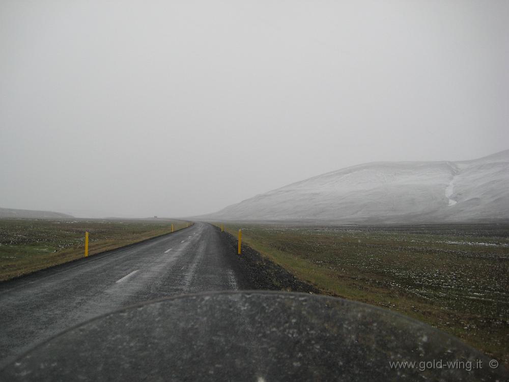 IMG_0577.JPG - Valico (m 640) tra Modrudalur ed Egilsstadir, sotto la neve