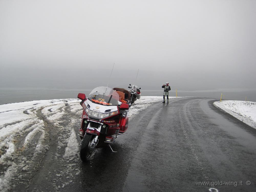 IMG_0584.JPG - Montagne tra Egilsstadir e Seydisfjordur (valico m 640): sempre più neve